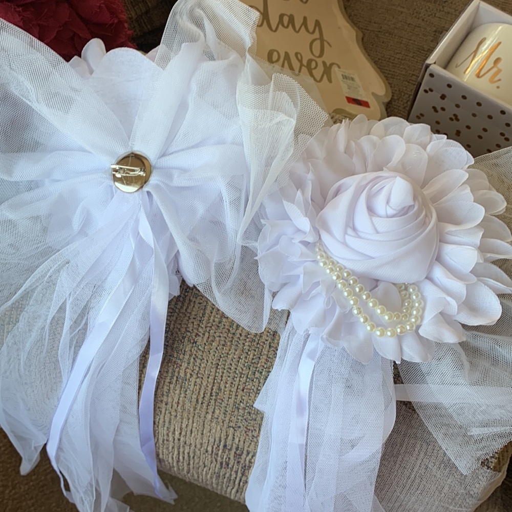 Wedding decorations,Mr. & Mrs. Mugs, hanging bows,tablecloths,rings, plaque - Picture 11 of 13